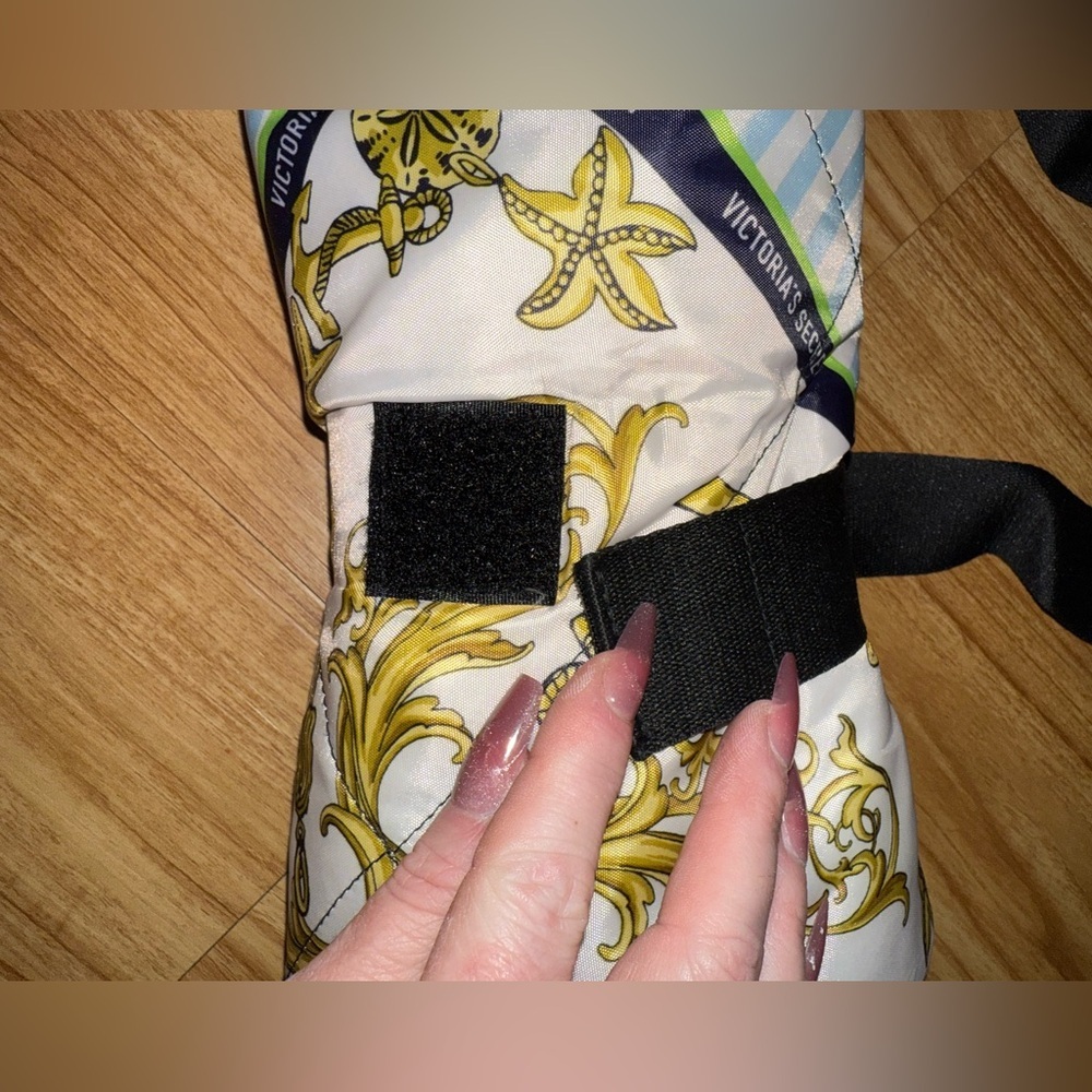 Victoria's Secret Limited Edition Fold-and-Packable Outdoor Blanket - Picture 13 of 16